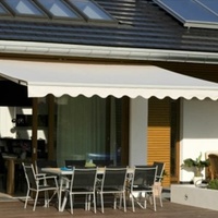 Markise über Tisch im Garten